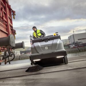 Varredeira Industrial KM 130/300 R - Com Aspirador e Elevação Hidráulica