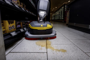 Limpadora de Piso Vertical K-Mop Kärcher em Operação