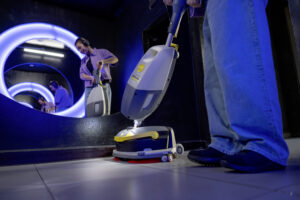 Limpadora de Piso Vertical K-Mop em Operação