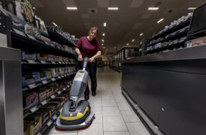 Limpador de Piso Vertical K-Mop 46 em Operação em Corredores de Supermercados