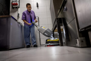 Limpador de Pisos Vertical K-Mop 46 Para Limpeza de Áreas Baixas e Espaços Apertados